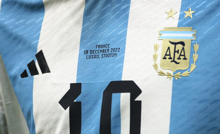 Французы вытирают ноги о футболку Месси. Даже проиграть не могут нормально! Французы вытирают ноги о футболку Месси. Даже проиграть не могут нормально!