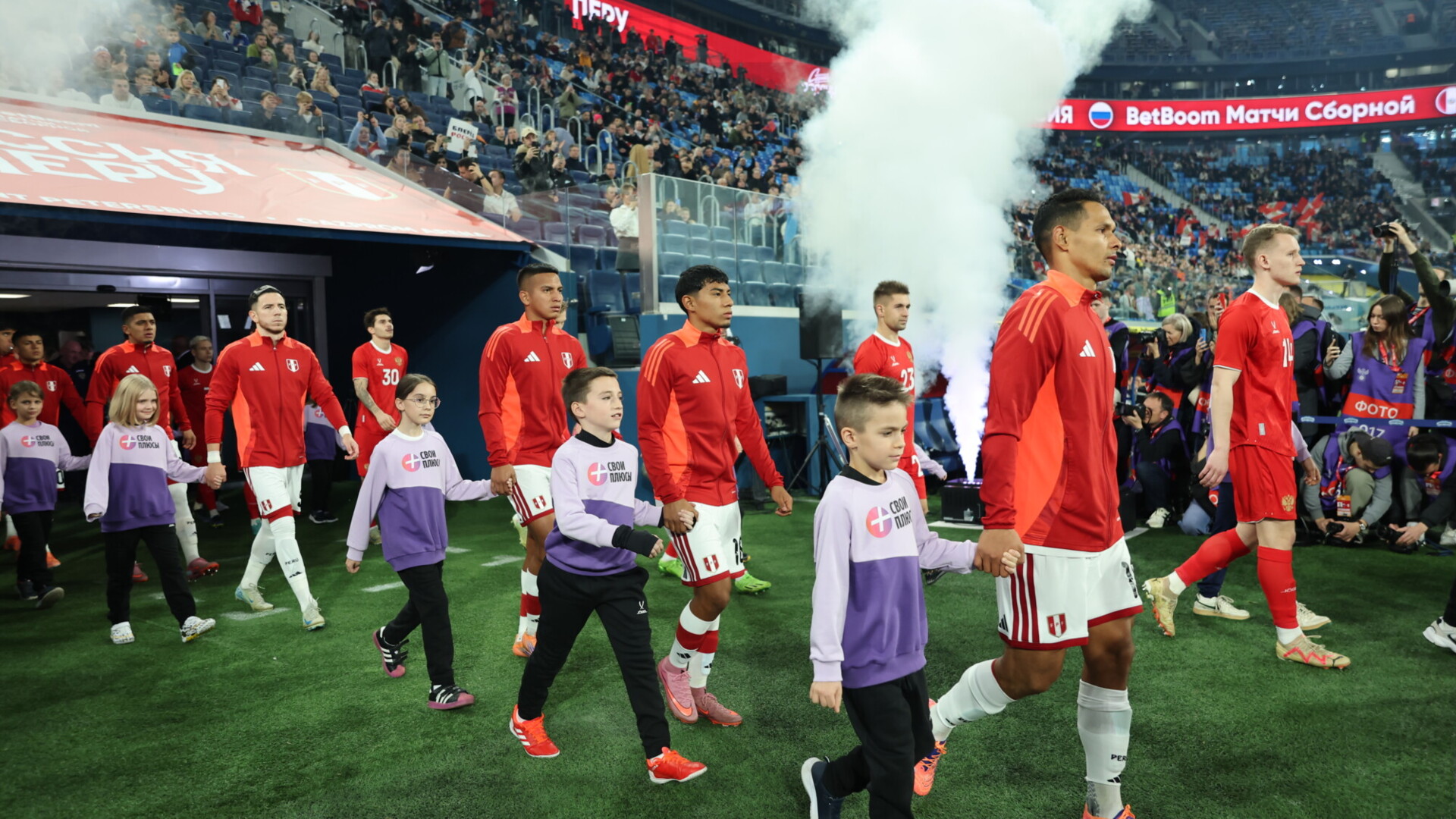 Сборная России по футболу хотела бы сыграть на всех доступных стадионах страны, заявил Карпин