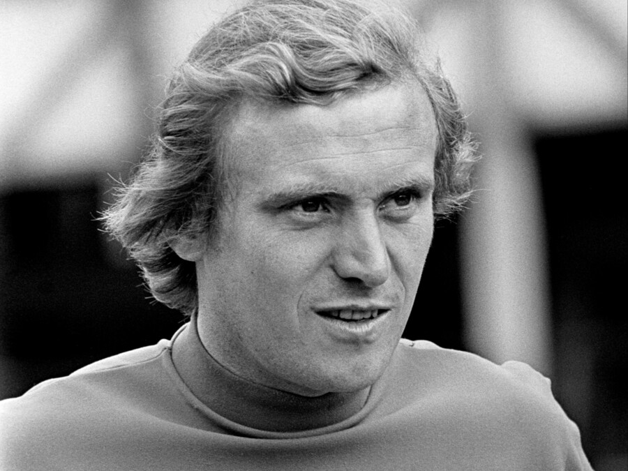 Хруст костей, плач и стихающие стоны. Трагедия на футболе в начале года унесла десятки жизней Хруст костей, плач и стихающие стоны. Трагедия на футболе в начале года унесла десятки жизней