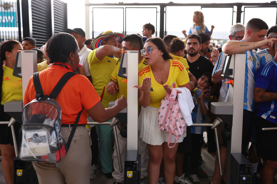 Позорная трагедия на финале с Месси в США. Жертвы рыдали и молили о помощи Позорная трагедия на финале с Месси в США. Жертвы рыдали и молили о помощи