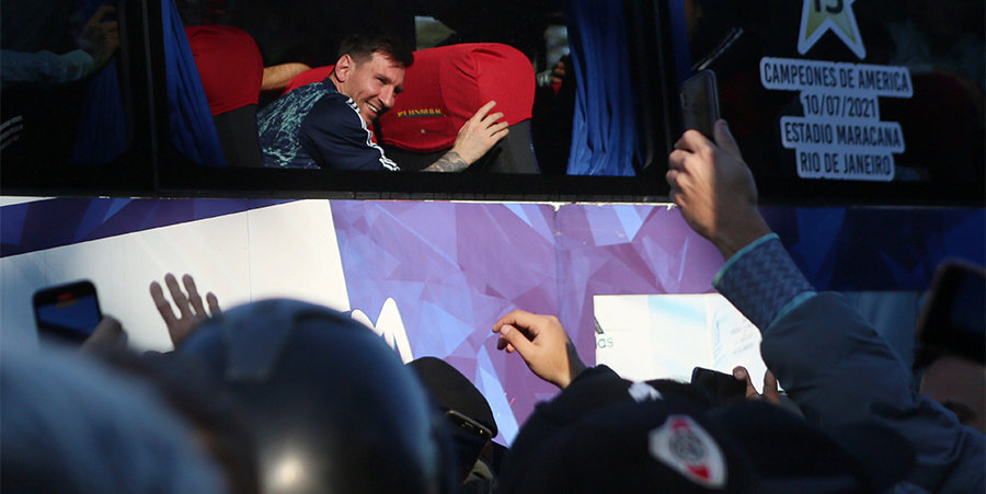 Сотни болельщиков встретили сборную Аргентины в Буэнос-Айресе после победы в Кубке Америки