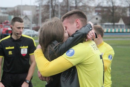 Охранник набросился на невесту футболиста во время матча! Разбираться прибежала вся команда Охранник набросился на невесту футболиста во время матча! Разбираться прибежала вся команда