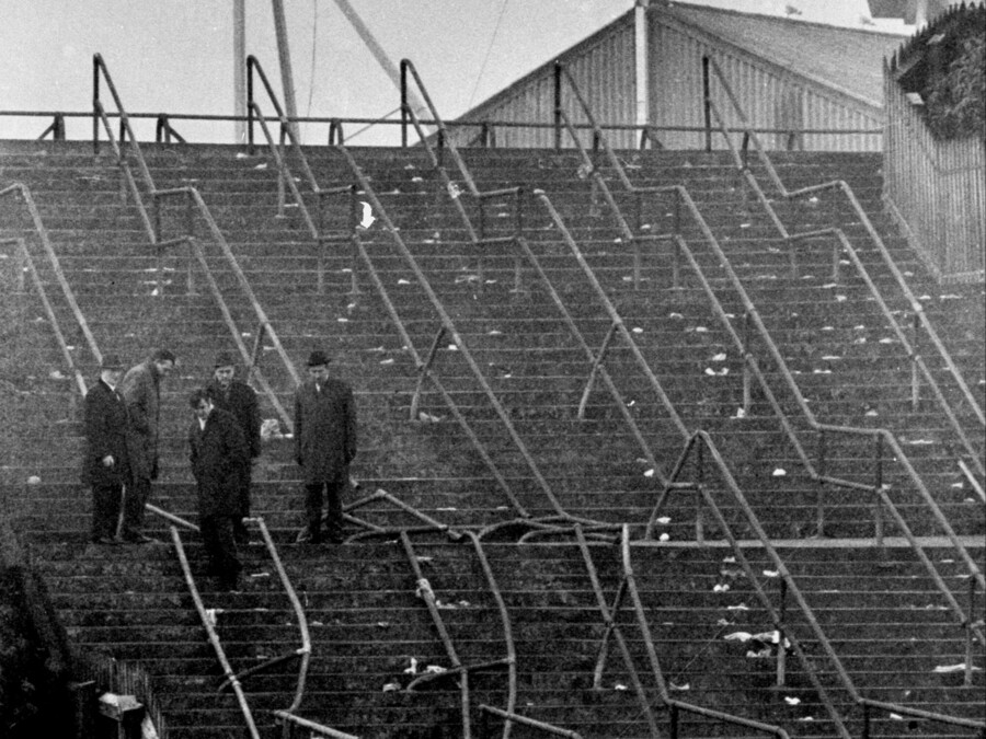 Хруст костей, плач и стихающие стоны. Трагедия на футболе в начале года унесла десятки жизней Хруст костей, плач и стихающие стоны. Трагедия на футболе в начале года унесла десятки жизней