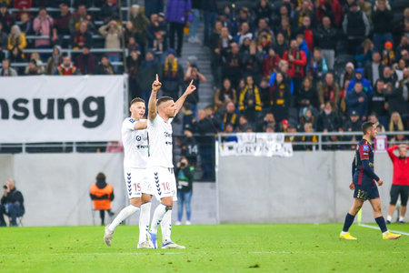 Сумасшедший гол от немецкой легенды. Зарядил пушку со своей половины и наказал вратаря! Сумасшедший гол от немецкой легенды. Зарядил пушку со своей половины и наказал вратаря!