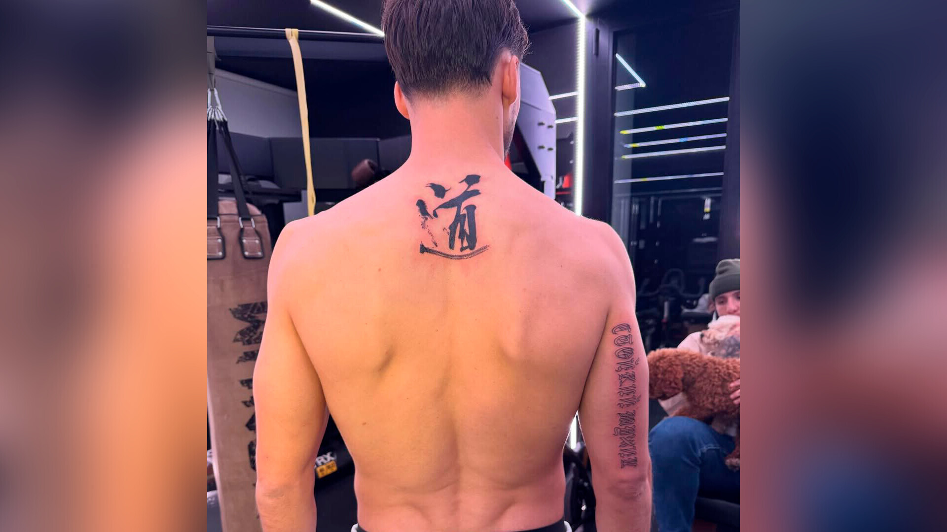 «Стойкий мужик». Португальский защитник «Манчестер Сити» показал татуировку на русском языке